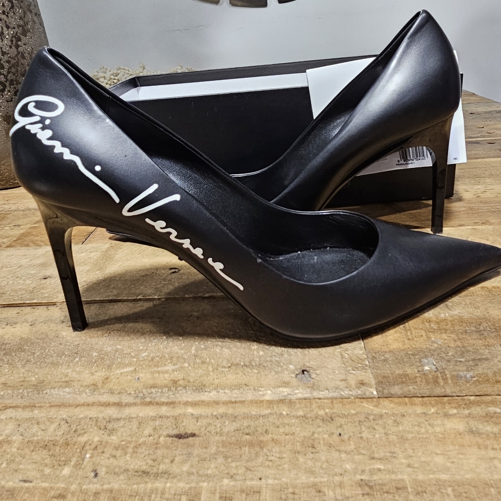 Gianni Versace Signature Logo Pump